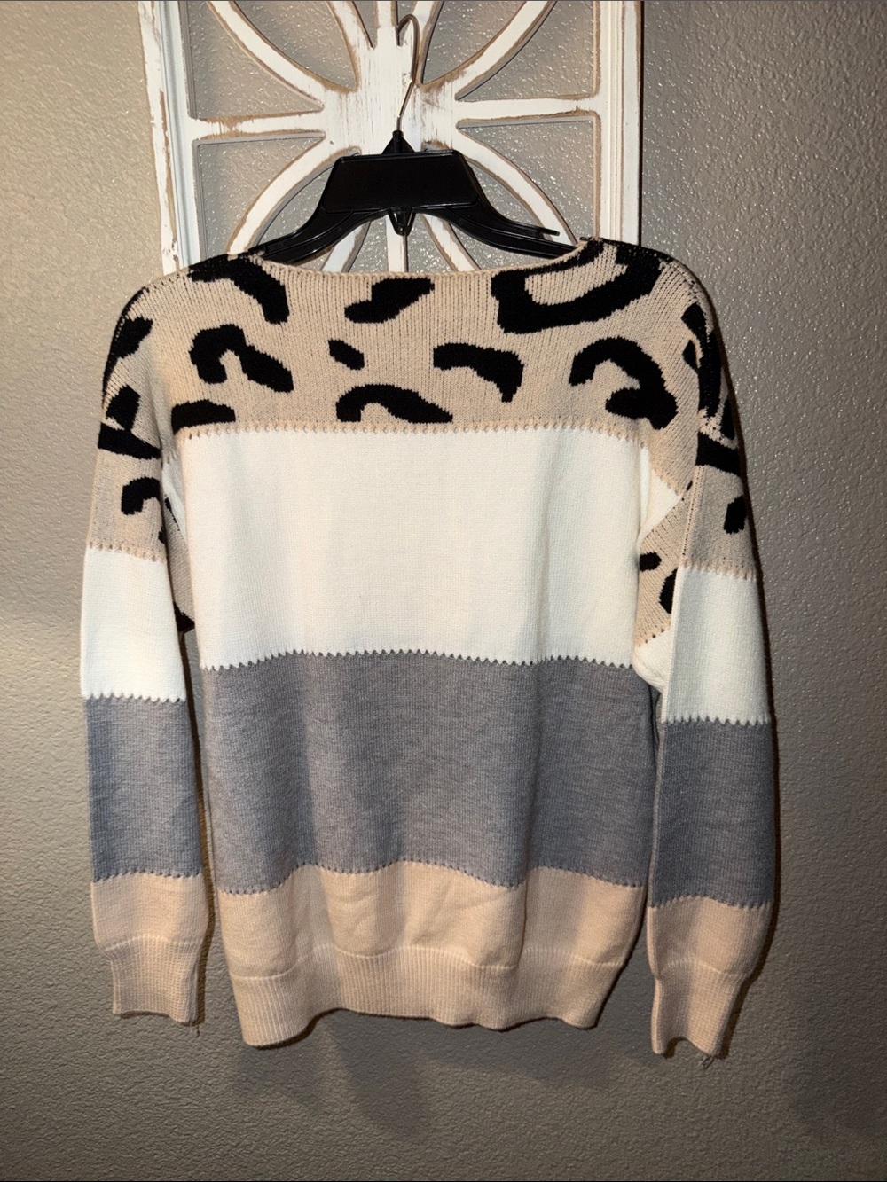 Womens Colorblock Leopard Accent Pullover Sweater - Beige/White/Gray